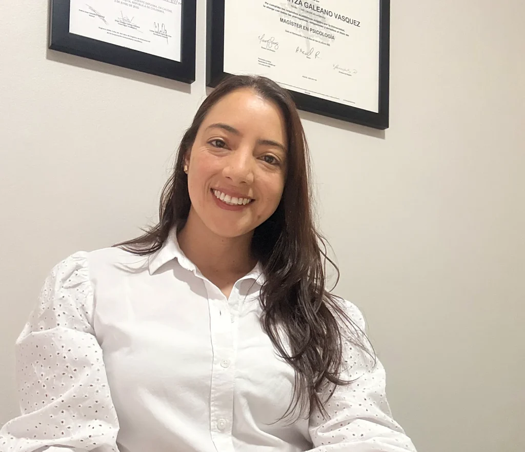 Retrato de Laura Galeano, psicóloga clínica, frente a sus diplomas de maestría
